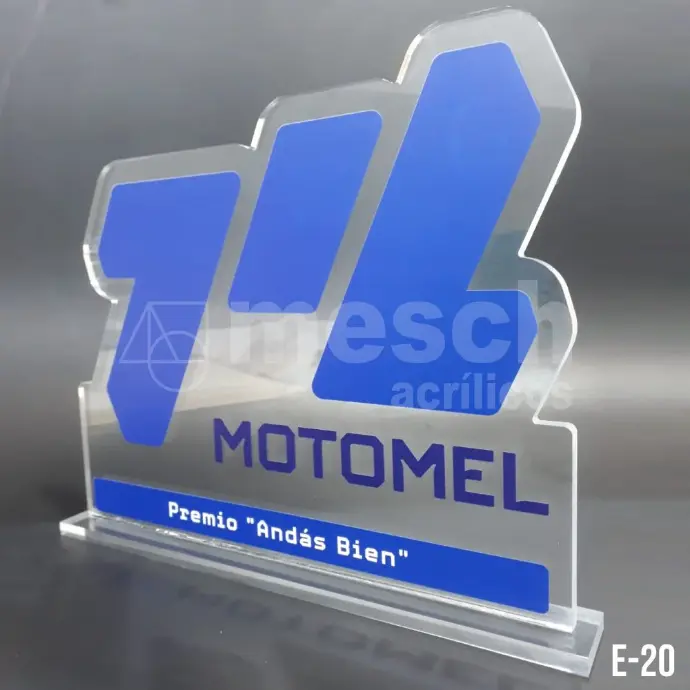 Trofeo de acrílico personalizado con grabado láser de alta precisión.