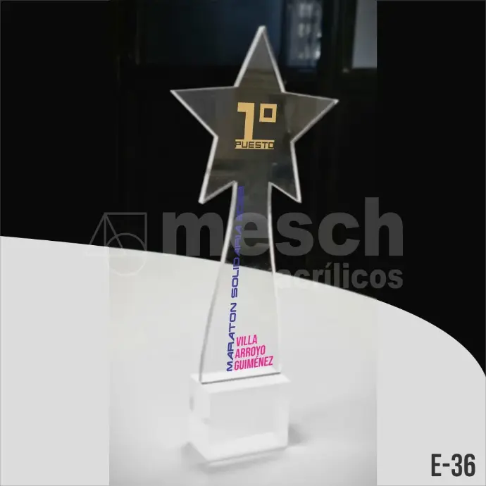 Trofeo de acrílico personalizado con grabado láser de alta precisión.