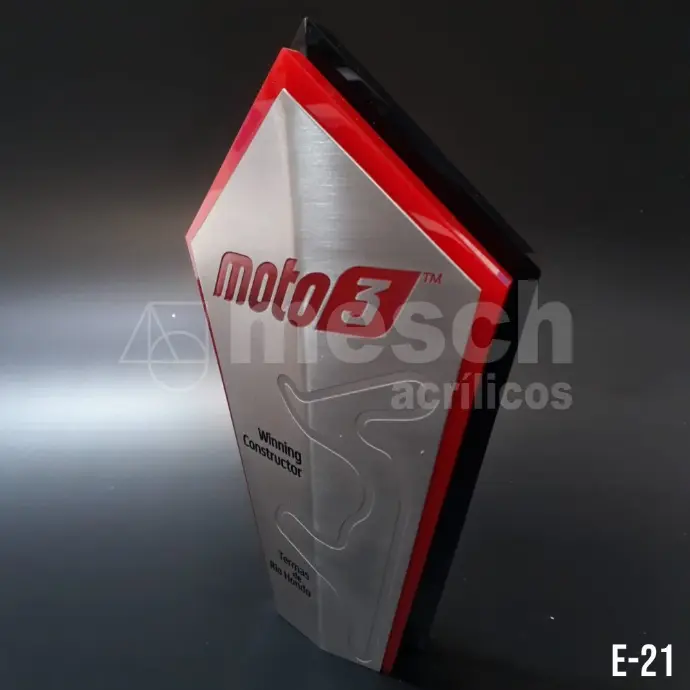 Trofeo de acrílico personalizado con grabado láser de alta precisión.