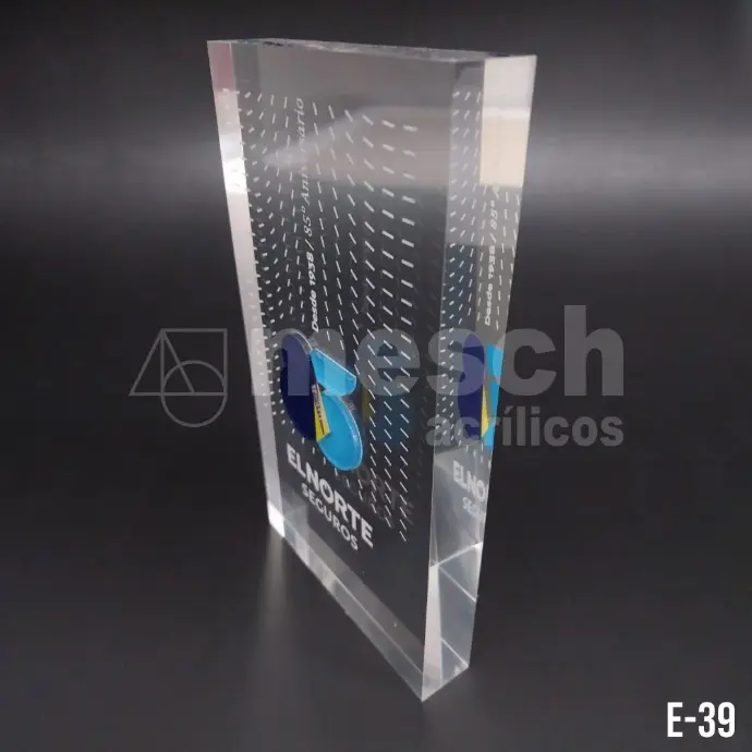 Trofeo de acrílico personalizado con grabado láser de alta precisión.