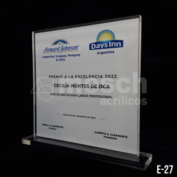 Trofeo de acrílico personalizado con grabado láser de alta precisión.