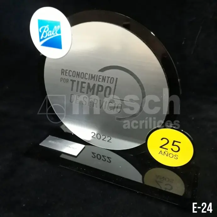 Trofeo de acrílico personalizado con grabado láser de alta precisión.