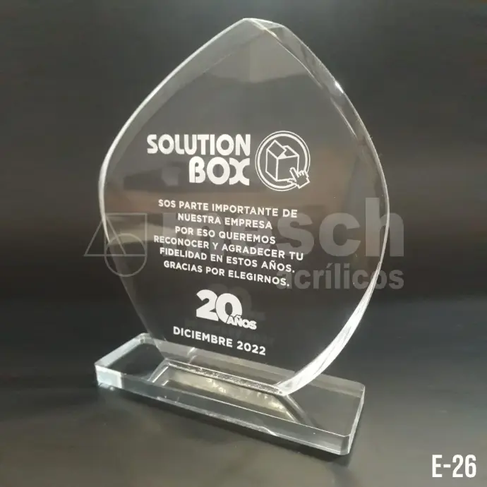 Trofeo de acrílico personalizado con grabado láser de alta precisión.