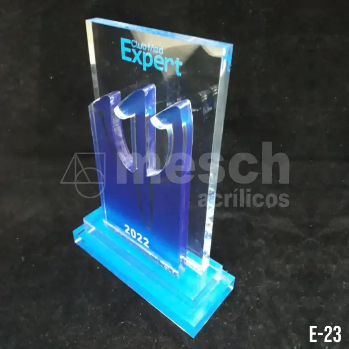 Trofeo de acrílico personalizado con grabado láser de alta precisión.