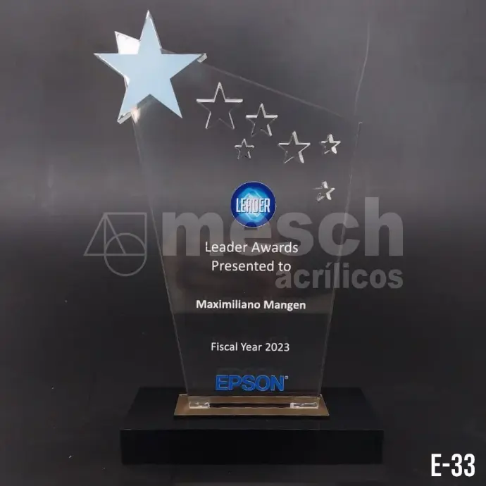 Trofeo de acrílico personalizado con grabado láser de alta precisión.
