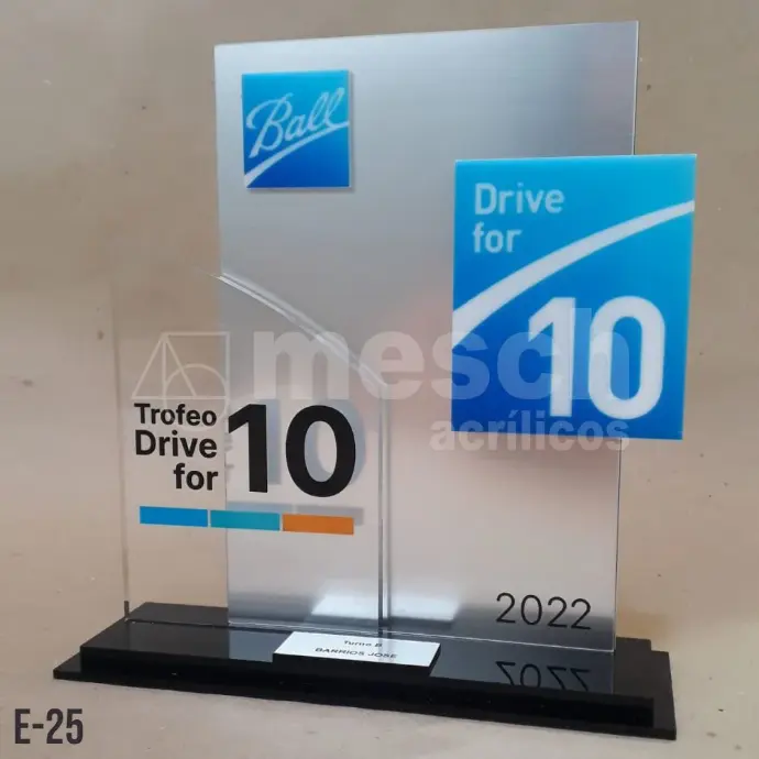 Trofeo de acrílico personalizado con grabado láser de alta precisión.