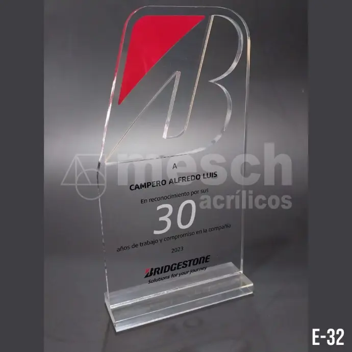Trofeo de acrílico personalizado con grabado láser de alta precisión.