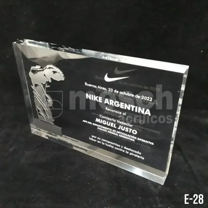 Trofeo de acrílico personalizado con grabado láser de alta precisión.