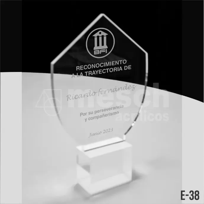 Trofeo de acrílico personalizado con grabado láser de alta precisión.