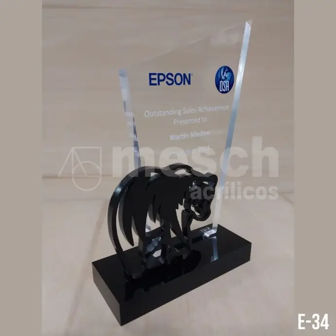 Trofeo de acrílico personalizado con grabado láser de alta precisión.