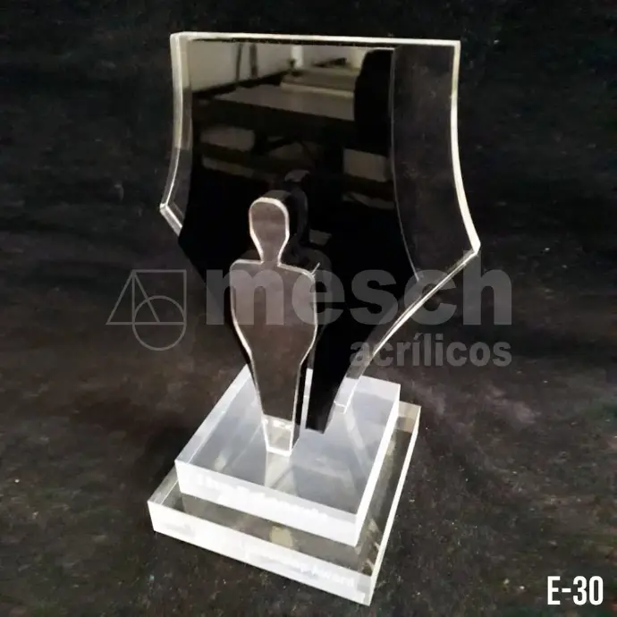 Trofeo de acrílico personalizado con grabado láser de alta precisión.