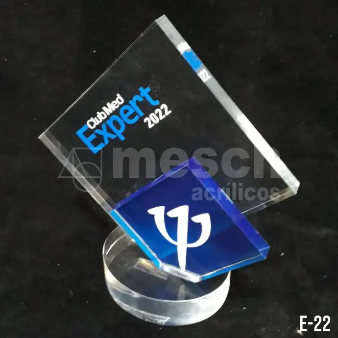 Trofeo de acrílico personalizado con grabado láser de alta precisión.