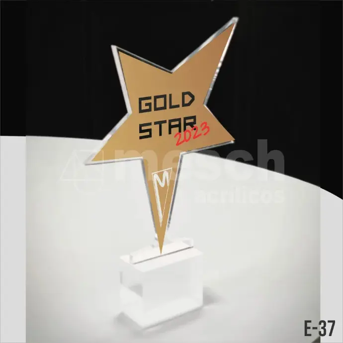Trofeo de acrílico personalizado con grabado láser de alta precisión.