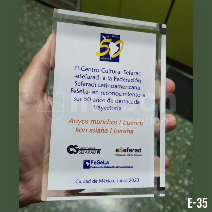 Trofeo de acrílico personalizado con grabado láser de alta precisión.