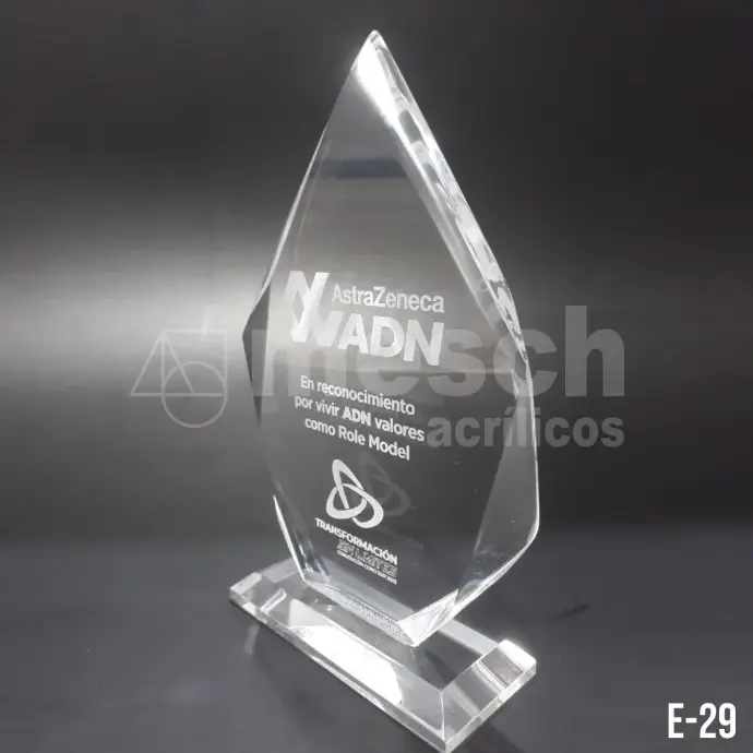 Trofeo de acrílico personalizado con grabado láser de alta precisión.