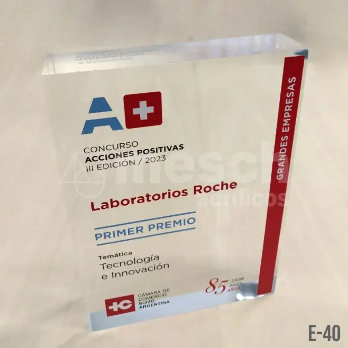 Trofeo de acrílico personalizado con grabado láser de alta precisión.
