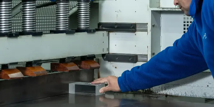 Corte, pulido por control númerico, termodoblado, perforado. Acrílicos Mesch