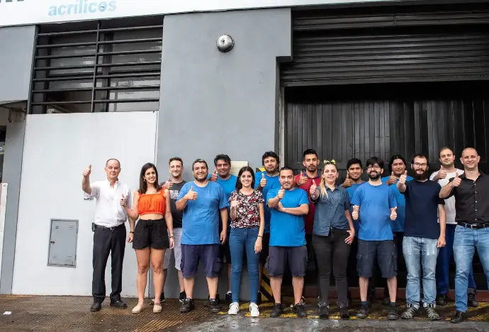 Equipo de Acrílicos Mesch en su taller actual